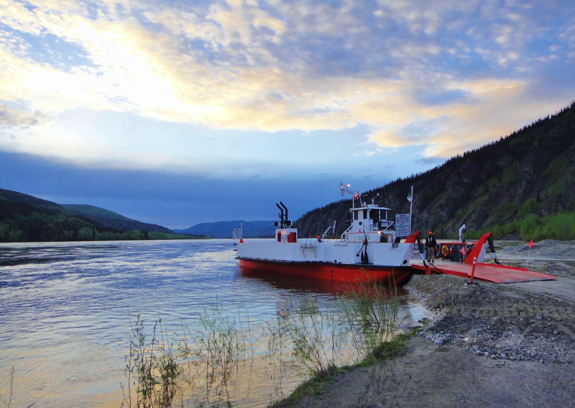 ferry over de Yukon River | Dawson City
